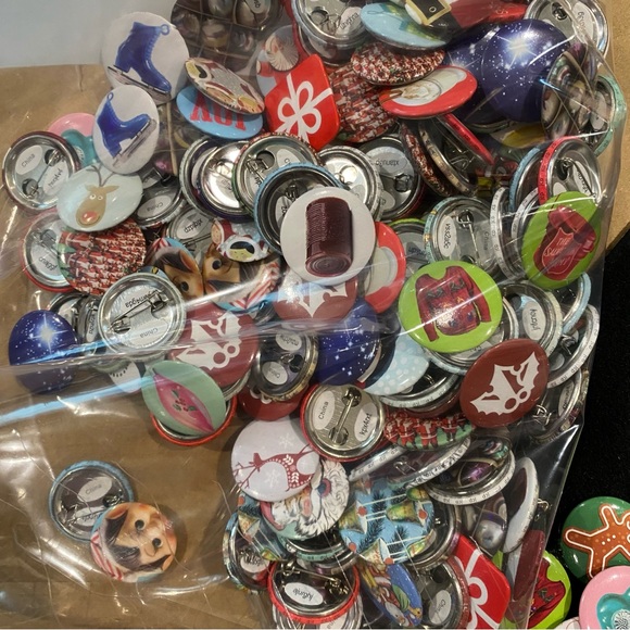 Lot 150 pins Holiday Christmas buttons Approx 150 total giant lot crafting art - Picture 2 of 4